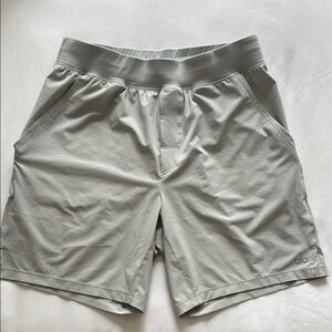 Men’s ALO 7” repetition short size M